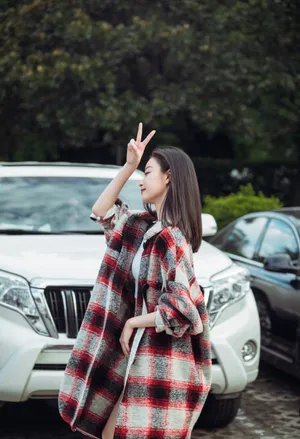 倪妮格纹外套早秋写真图片_3