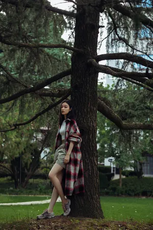 倪妮格纹外套早秋写真图片_4