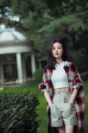 倪妮格纹外套早秋写真图片_5