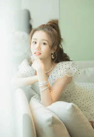 安悦溪波点裙甜美写真图片_2
