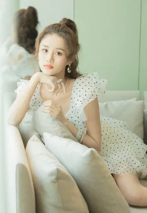 安悦溪波点裙甜美写真图片_3
