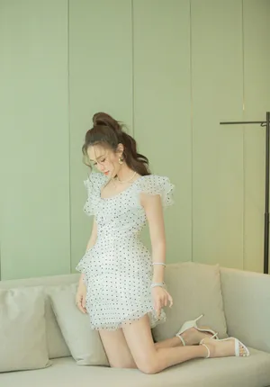 安悦溪波点裙甜美写真图片_4