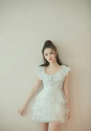 安悦溪波点裙甜美写真图片_6
