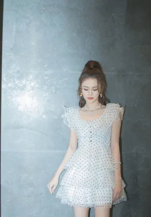 安悦溪波点裙甜美写真图片_7