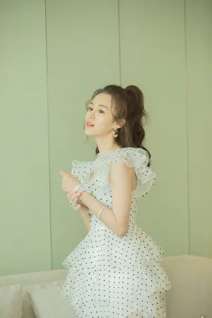 安悦溪波点裙甜美写真图片_8