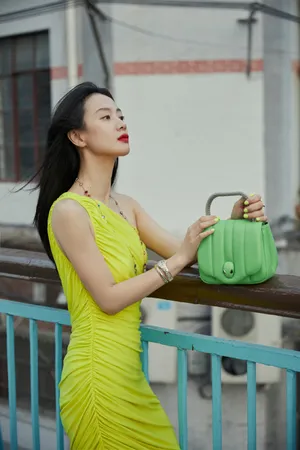 李梦荧光黄单肩连衣裙性感图片
