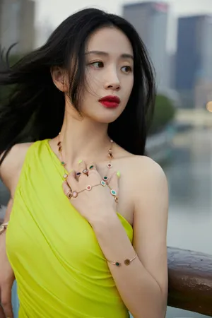 李梦荧光黄单肩连衣裙性感图片_5