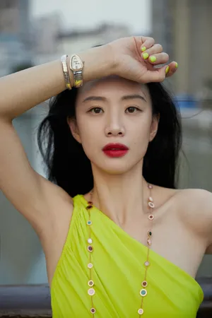 李梦荧光黄单肩连衣裙性感图片_7