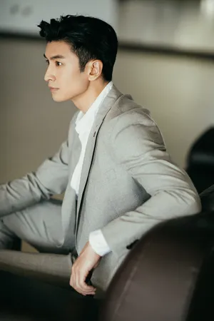 张云龙灰色西装帅气写真图片