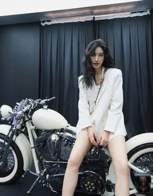 张俪白衫性感养眼写真图片_4