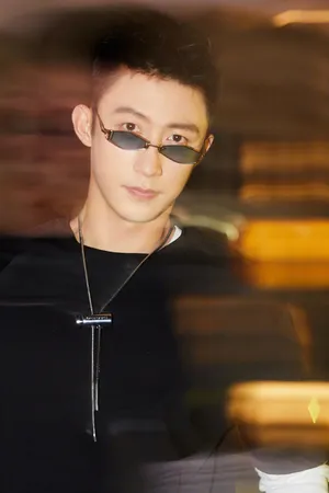 黄景瑜荧光绿造型型男写真图片