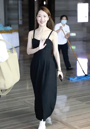 白冰穿吊带裙笑面迎人自信优雅美照图片
