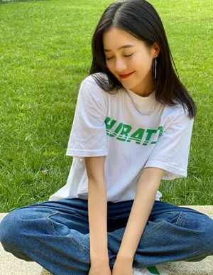 王梓薇清新少女街拍图片