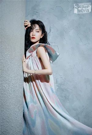 徐紫茵波浪卷发性感写真图片_11