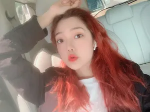 希林娜依·高红发私服自拍照图片_7