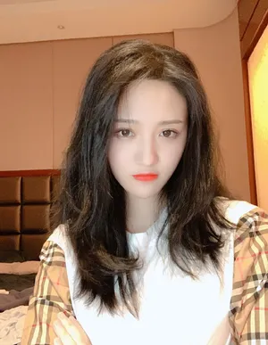 费沁源甜美可爱俏皮自拍照图片