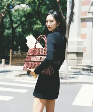 王紫璇黑色连衣裙魅力写真图片