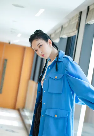 刘令姿蓝色工装酷帅图片写真_1