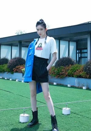 刘令姿蓝色工装酷帅图片写真_5