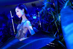 钟楚曦银蓝锁子甲时尚性感写真_6
