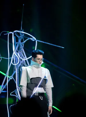 吴亦凡机械造型垫肩银框眼镜时尚帅气图片