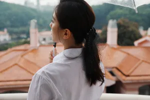 刘诗诗黑色刺绣半裙性感图片写真_5