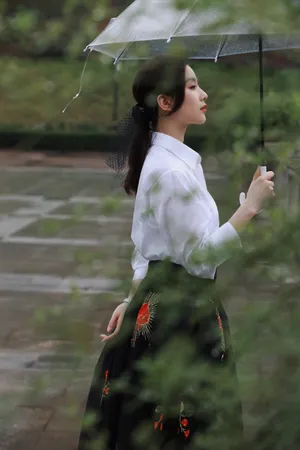 刘诗诗黑色刺绣半裙性感图片写真_8