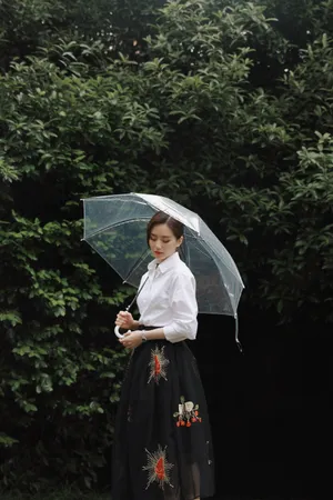 刘诗诗黑色刺绣半裙性感图片写真_9