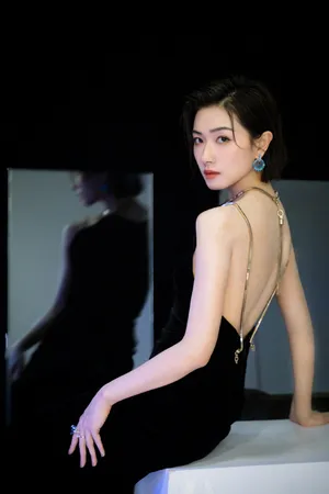 万茜露背长裙性感写真图片