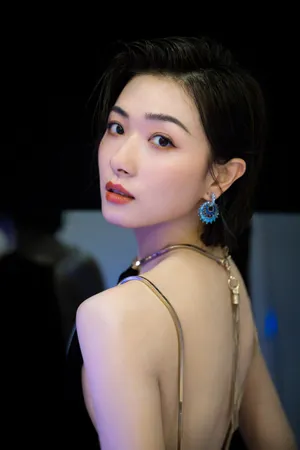 万茜露背长裙性感写真图片_2