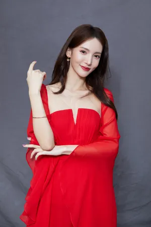 金晨黑色吊带长裙裙秀长腿蛮腰写真图片_8