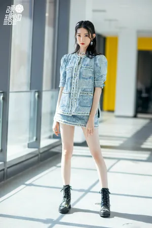 张艺凡牛仔套装可爱写真图片
