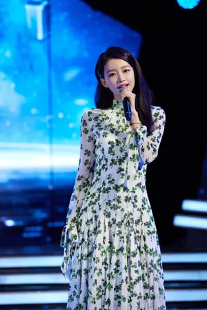 孙怡印花长裙甜美图片写真_5