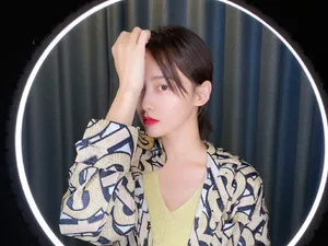 张嘉倪俏丽私服自拍照图片