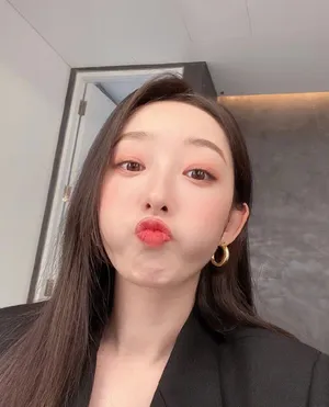 蒋梦婕性感黑裙自拍图片