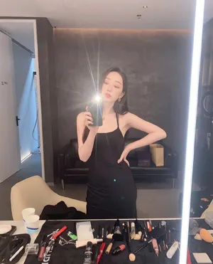 蒋梦婕性感黑裙自拍图片