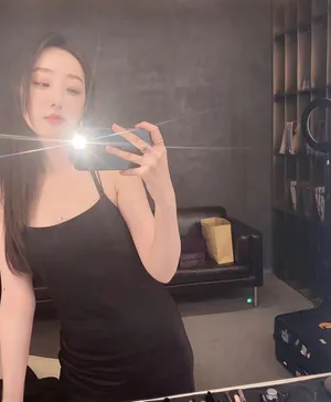 蒋梦婕性感黑裙自拍图片_2