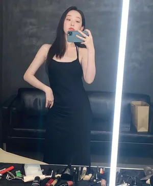 蒋梦婕性感黑裙自拍图片_3