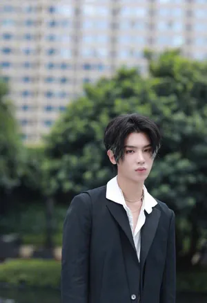 黄明昊拉链机车裤时髦写真图片_3