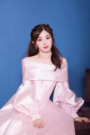 张含韵粉色露肩裙性感写真图片_4