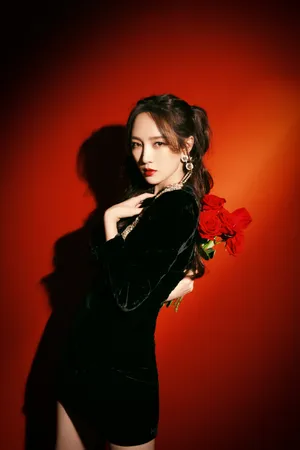 孟佳性感妩媚写真图片