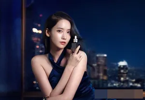 林允儿暗夜风格礼服长裙造型华丽时尚写真图片