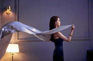 林允儿暗夜风格礼服长裙造型华丽时尚写真图片