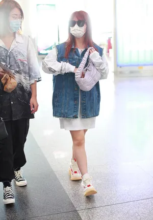 赖美云牛仔夹克长T青春活力机场照图片_3