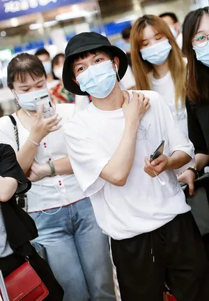 周深小清新白t帅气清爽搭配机场照图片_3