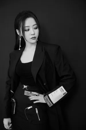 张靓颖前卫短裙甜酷写真图片_8