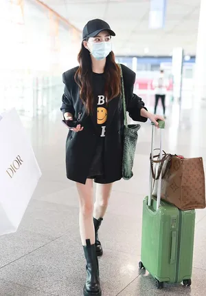 徐璐西装短靴修长美腿气质温柔机场照图片