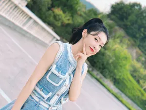 宣璐蓝色连身裙甜美街拍图片_1