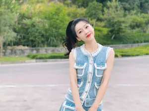 宣璐蓝色连身裙甜美街拍图片_2