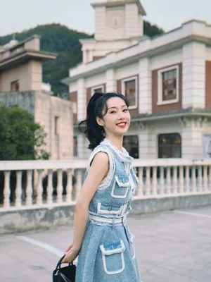宣璐蓝色连身裙甜美街拍图片_4